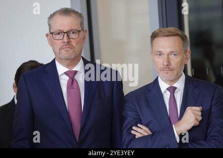 Dr. Rainer Dulger, Präsident der Bundesvereinigung der Deutschen Arbeitgeberverbände, Bundesminister der Finanzen Christian Lindner, Deutschland, Berlino, Reichstag, Statement zum Gespräch mit Spitzenverbänden der deutschen Wirtschaft **** Dr. Rainer Dulger, presidente della Confederazione delle associazioni dei datori di lavoro tedesche, ministro federale delle finanze Christian Lindner, Germania, Berlino, Reichstag, dichiarazione sulla discussione con le principali associazioni imprenditoriali tedesche Foto Stock