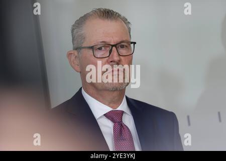 Dr. Rainer Dulger, Präsident der Bundesvereinigung der Deutschen Arbeitgeberverbände, Deutschland, Berlino, Reichstag, Statement zum Gespräch mit Spitzenverbänden der deutschen Wirtschaft *** Dr. Rainer Dulger, Presidente della Confederazione delle associazioni tedesche dei datori di lavoro, Germania, Berlino, Reichstag, dichiarazione sulla discussione con le principali associazioni imprenditoriali tedesche Foto Stock