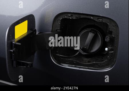 Serbatoio carburante aperto bagnato per rifornimento di carburante da vicino Foto Stock