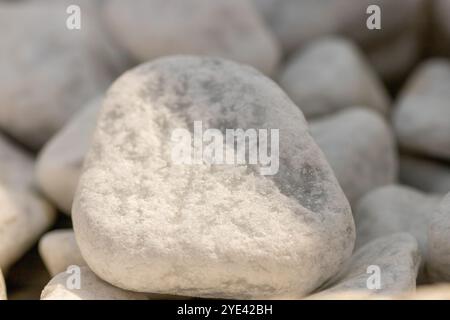 Primo piano di ciottoli di marmo bianco in un letto. Foto di alta qualità Foto Stock