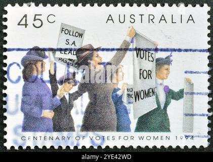 Francobollo cancellato stampato dall'Australia, che celebra il centenario dei voti per le donne in Australia meridionale, intorno al 1994. Foto Stock