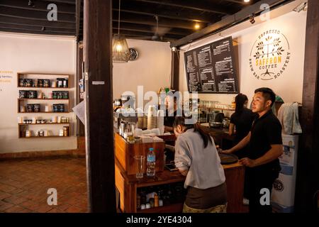 All'interno di un intimo bar a Luang Prabang, Laos. Foto Stock