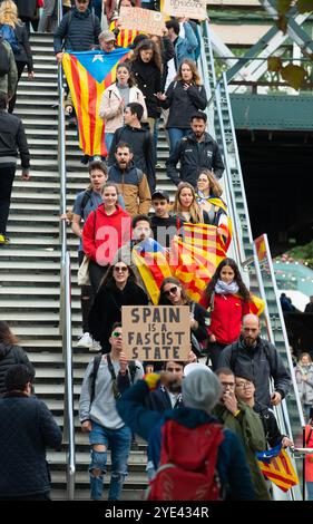 Londra, Regno Unito. 19 ottobre 2019. Piccolo gruppo di giovani manifestanti spagnoli con bandiere e striscioni, che si battono per l'indipendenza della Catalogna dalla Spagna, marciano e cantano attraverso Southbank, Londra, Regno Unito. Foto Stock