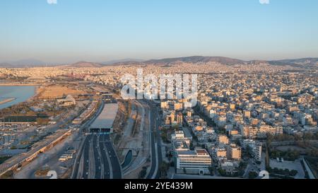 Veduta aerea del tunnel dell'autostrada Leoforos Poseidonos e della baia di Faliro, Atene Foto Stock