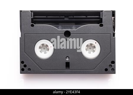 Vecchia cassetta VHS nera vintage per la memorizzazione di film o filmati isolata su sfondo bianco Foto Stock