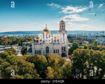 Vista aerea del centro di Varna, Bulgaria. La cattedrale dell'assunzione, il porto e la costa del Mar Nero Foto Stock