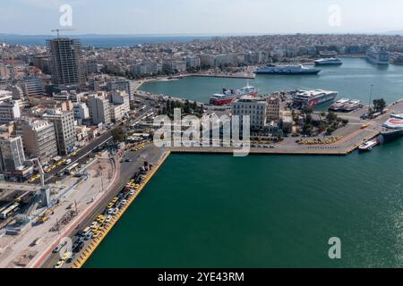 Veduta aerea del porto del Pireo con traghetti e paesaggio urbano costiero, Atene, Grecia Foto Stock