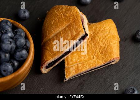panini maturi di mirtilli con marmellata di mirtilli, primo piano di frutti di bosco e panini con mirtilli in tavola Foto Stock