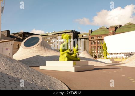 Kim Simonsson: I giganti del muschio in mostra nel cortile di Amos Rex, piazza Lasipalatsi a Helsinki - Finlandia Foto Stock