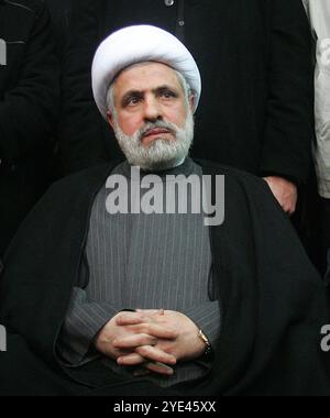 Beirut, Libano. 29 ottobre 2024. Hezbollah ha annunciato che il vice segretario generale del gruppo diventerà il suo nuovo capo, il 29 ottobre 2024 a Beiruth, in Libano. Naim Qassem sostituisce il leader di lungo periodo Hassan Nasrallah, ucciso in un attacco aereo israeliano a Beirut il mese scorso. FOTO del FILE : il vicesegretario generale di Hezbollah Naim Qassem partecipa al funerale del leader militare di Hezbollah Imad Mughniyeh a Beirut, Libano, il 14 febbraio 2008. Foto di Balkis Press/ABACAPRESS. COM credito: Abaca Press/Alamy Live News Foto Stock