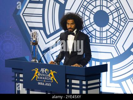 Seoul, Corea del Sud. 29 ottobre 2024. Il giocatore del Qatar Akram Afif parla dopo aver ricevuto il premio "giocatore dell'anno" durante la cerimonia di premiazione annuale della Asian Football Association (AFC) 2023 a Seoul, Corea del Sud, 29 ottobre 2024. Crediti: Jun Hyosang/Xinhua/Alamy Live News Foto Stock