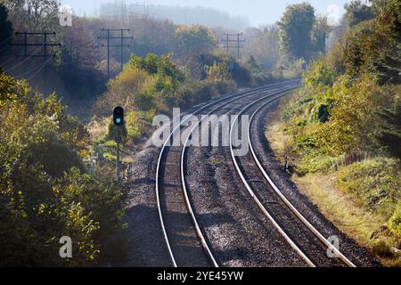 Qui vedremo la vista dal ponte sulla principale linea ferroviaria Londra-Oxford-Birmingham al primo semaforo. Devi attraversare questo ponte per andare dal villaggio di Kennington al Tamigi Path. Ci SONO molti passi, un vero e proprio polmone, se lo fai jogging... Foto Stock