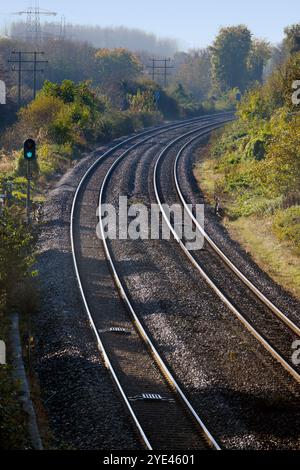 Qui vedremo la vista dal ponte sulla principale linea ferroviaria Londra-Oxford-Birmingham al primo semaforo. Devi attraversare questo ponte per andare dal villaggio di Kennington al Tamigi Path. Ci SONO molti passi, un vero e proprio polmone, se lo fai jogging... Foto Stock