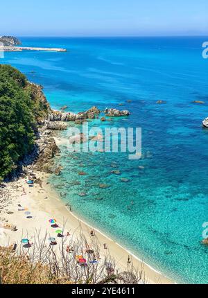 spiaggia, costa marina. Mare di ​​incredibly bel colore turchese Spiaggia estiva mare mare Calabria Foto Stock