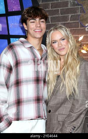 28 ottobre 2024 circa. Malachi Barton, Freya Skye agli arrivi per MAGHI OLTRE WAVERLY PLACE Premiere, El Capitan Theatre, Los Angeles, CA, ottobre 28, 2024. crediti: Priscilla Grant/Everett Collection/Alamy Live News Foto Stock