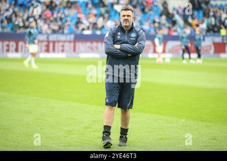 Zlatan Bajramovic (Karlsruher SC, Co-allenatore) , Karlsruher SC vs. Hertha BSC, Fussball, 2. Bundesliga, 10 anni. Spieltag, 2024/2025, 26.10.2024, LE NORMATIVE DFL VIETANO QUALSIASI USO DI FOTOGRAFIE COME SEQUENZE DI IMMAGINI E/O QUASI-VIDEO, foto: Eibner-Pressefoto/Jan Prihoda Foto Stock