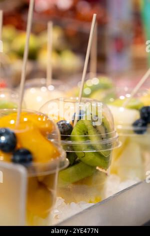 una tazza di frutta fresca Foto Stock