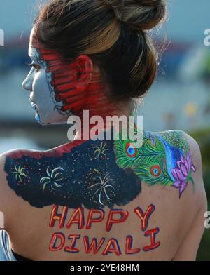 Belle arti indiane gli studenti mettono in posa con messaggi di sensibilizzazione avidi dei cracker dipinti sul loro corpo durante una campagna di sensibilizzazione sul festival Diwali a Jabalpur. Foto Stock