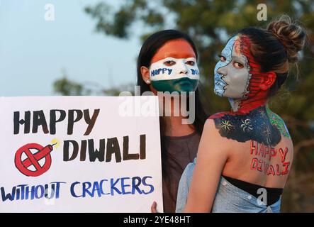 Belle arti indiane gli studenti mettono in posa con messaggi di sensibilizzazione avidi dei cracker dipinti sul loro corpo durante una campagna di sensibilizzazione sul festival Diwali a Jabalpur. Foto Stock