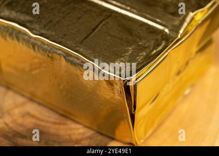 confezione con l'aggiunta di un imballaggio sigillato in alluminio di colore dorato Foto Stock