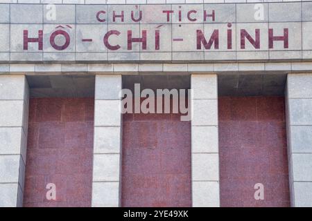 Hanoi, Vietnam: Primo piano del Mausoleo di ho chi Minh, monumento funerario del 1975 dedicato al leader vietnamita ho chi Minh e ispirato al mausoleo di Lenin Foto Stock