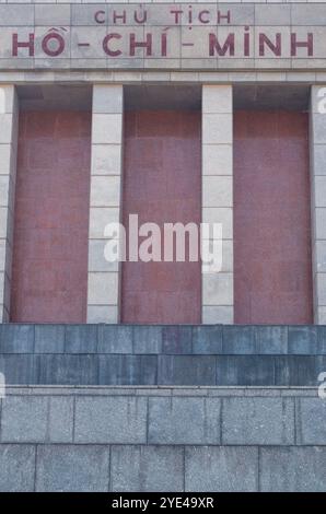 Hanoi, Vietnam: Primo piano del Mausoleo di ho chi Minh, monumento funerario del 1975 dedicato al leader vietnamita ho chi Minh e ispirato al mausoleo di Lenin Foto Stock