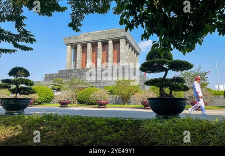 Hanoi, Vietnam: Guardia che cammina nel retro del Mausoleo di ho chi Minh, monumento funerario del 1975 dedicato al leader vietnamita ho chi Minh, Piazza Ba Dinh Foto Stock