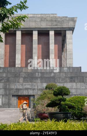 Hanoi, Vietnam: Cleaner Working in the Back of ho chi Minh Mausoleum, 1975 monumento funerario del leader vietnamita ho chi Minh in Ba Dinh Square Foto Stock