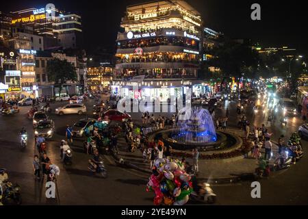 Hanoi, Vietnam: Vita notturna nel centro del quartiere di Hoan Kiem, popolare destinazione per sentire la cultura locale nel quartiere vecchio, musica dal vivo e bar Foto Stock