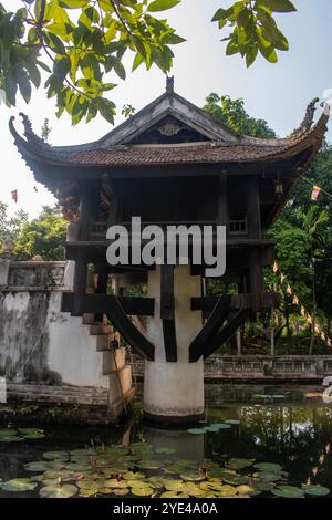 Hanoi, Vietnam: La Pagoda di un solo pilastro (Chua Mot Cot), risalente al regno dell'imperatore Ly Thai Tong (1028-1054), storico tempio buddista Foto Stock