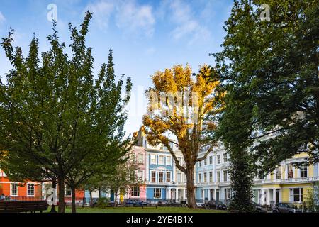 Colorate case a schiera all'italiana ai Chalcot Square Gardens, Primrose Hill, Londra. Foto Stock