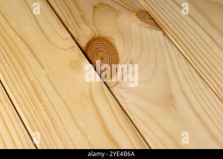 legno di pino per lavori di costruzione, pannelli di legno per lavori di costruzione e riparazione in legno, primo piano Foto Stock