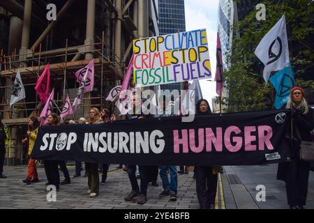 Londra, Regno Unito. 29 ottobre 2024. Gli attivisti della ribellione per l'estinzione si riuniscono fuori dalla sede centrale dei Lloyd's di Londra nel secondo giorno della protesta di tre giorni a tema fame, invitando le compagnie di assicurazione a smettere di assicurare progetti di combustibili fossili. Crediti: Vuk Valcic/Alamy Live News Foto Stock