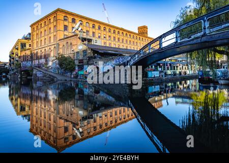 Ponte di Camden Lock sul Regent's Canal a Camden Town, Londra, Inghilterra. Foto Stock