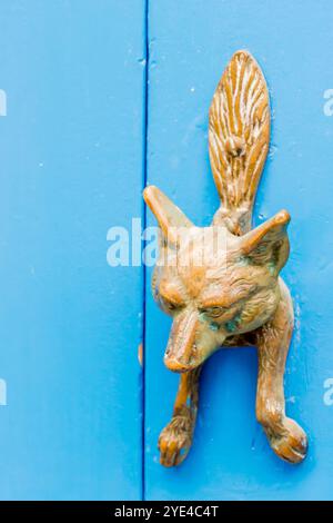 Rustic Fox Door Knocker su Vibrant Blue Door Foto Stock