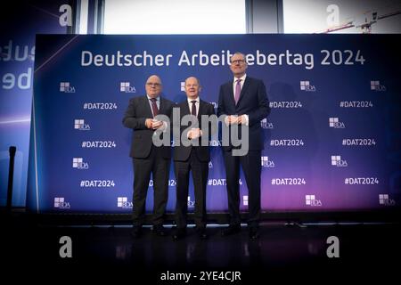Steffen Kampeter, Olaf Scholz, Rainer Dulger - Deutscher Arbeitgebertag DEU, Deutschland, Germania, Berlino, 22.10.2024 Steffen Kampeter , Hauptgeschaeftsfuehrer der Bundesvereinigung der Deutschen Arbeitgeberverbände BDA , Bundeskanzler Olaf Scholz SPD und Rainer Dulger , Praesident der Bundesvereinigung der Bundesvereinigung der Deutschen BDA DAS Treffen findet zu einem Zeitpunkt statt, an dem Deutschland ein weiteres Jahr mit negativem Wirtschaftswachstum Foto Stock