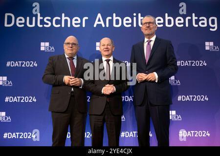 Steffen Kampeter, Olaf Scholz, Rainer Dulger - Deutscher Arbeitgebertag DEU, Deutschland, Germania, Berlino, 22.10.2024 Steffen Kampeter , Hauptgeschaeftsfuehrer der Bundesvereinigung der Deutschen Arbeitgeberverbände BDA , Bundeskanzler Olaf Scholz SPD und Rainer Dulger , Praesident der Bundesvereinigung der Bundesvereinigung der Deutschen BDA DAS Treffen findet zu einem Zeitpunkt statt, an dem Deutschland ein weiteres Jahr mit negativem Wirtschaftswachstum Foto Stock