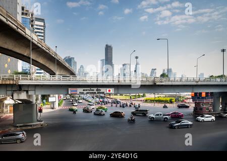 Guardando il Thai Japanese Friendship Bridge di Bangkok. La Silom Rd attraversa il Rama 4° con Lumpini Park sulla destra. Ratchadamri Rd si dirige a nord. Foto Stock