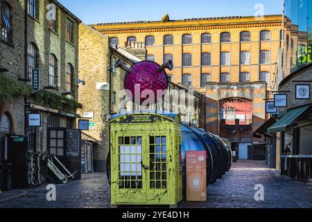 Il mercato delle stalle si trova presso il mercato di Camden nella città di Camden, una popolare destinazione turistica a Londra. Foto Stock