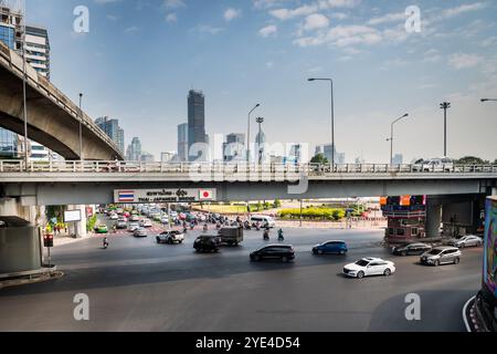 Guardando il Thai Japanese Friendship Bridge di Bangkok. La Silom Rd attraversa il Rama 4° con Lumpini Park sulla destra. Ratchadamri Rd si dirige a nord. Foto Stock