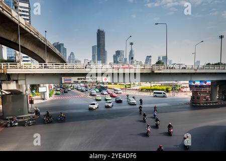 Guardando il Thai Japanese Friendship Bridge di Bangkok. La Silom Rd attraversa il Rama 4° con Lumpini Park sulla destra. Ratchadamri Rd si dirige a nord. Foto Stock