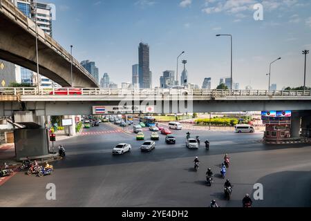 Guardando il Thai Japanese Friendship Bridge di Bangkok. La Silom Rd attraversa il Rama 4° con Lumpini Park sulla destra. Ratchadamri Rd si dirige a nord. Foto Stock