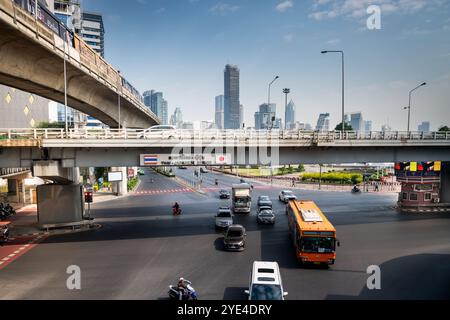 Guardando il Thai Japanese Friendship Bridge di Bangkok. La Silom Rd attraversa il Rama 4° con Lumpini Park sulla destra. Ratchadamri Rd si dirige a nord. Foto Stock