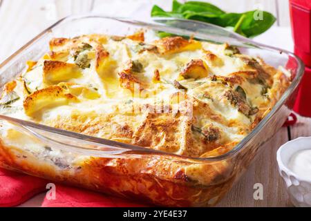 Banitsa tradizionale bulgara o balcanica a base di pasta filla, formaggio spalmabile e spinaci. Foto Stock