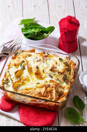 Banitsa tradizionale bulgara o balcanica a base di pasta filla, formaggio spalmabile e spinaci. Foto Stock