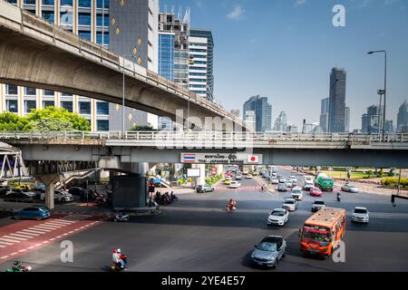 Guardando il Thai Japanese Friendship Bridge di Bangkok. La Silom Rd attraversa il Rama 4° con Lumpini Park sulla destra. Ratchadamri Rd si dirige a nord. Foto Stock