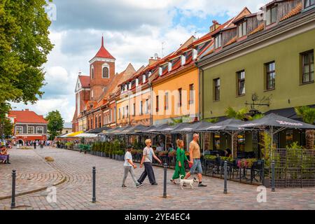 KAUNAS - JUL 09: Piazza con architettura medievale, Basilica della Cattedrale di Kaunas il 9 luglio. 2022 in Lituania Foto Stock