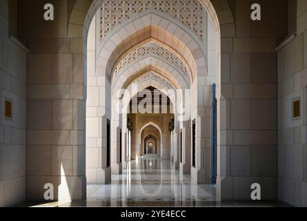 Cortile con arco della grande Moschea del Sultano Qaboos al mattino, Mascate Foto Stock