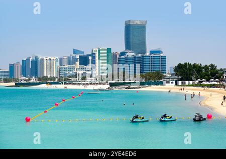 ABU DHABI - Mar 30: Vista della spiaggia pubblica, del mare e del paesaggio urbano durante la calda giornata del 30,2024 marzo negli Emirati Arabi Uniti Foto Stock