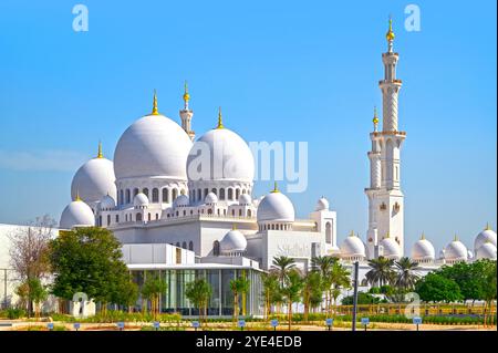 Cupole della grande Moschea dello sceicco Zayed contro il cielo blu durante la giornata di sole ad Abu Dhabi negli Emirati Arabi Uniti Foto Stock